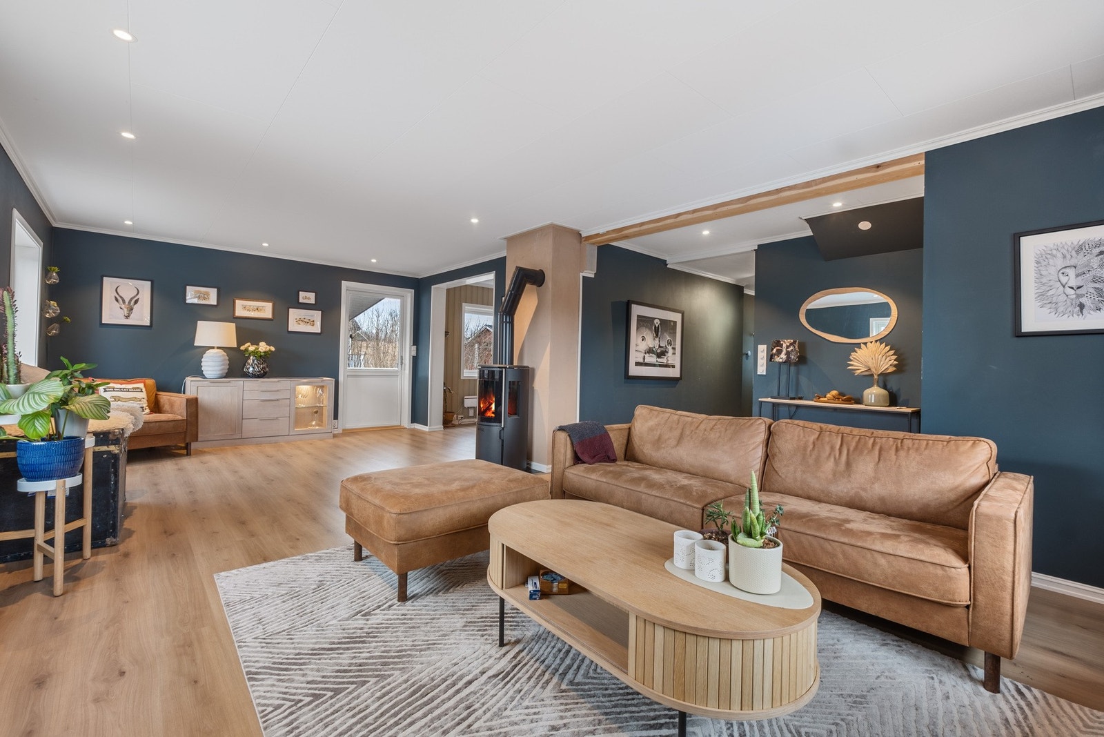 Spotter i taket, peis, fine overflater og store vinduer som slipper inn rikelig med naturlig sollys. 3 av veggene i stuen er etterisolert, samt oppgraderinger på det elektriske anlegget. Galleribilde