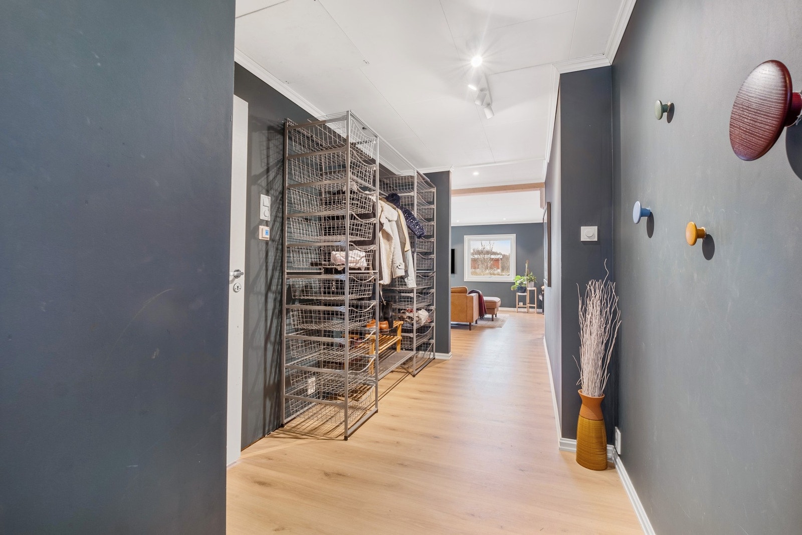 Gode løsninger for oppbevaring og du ledes fint videre. Galleribilde