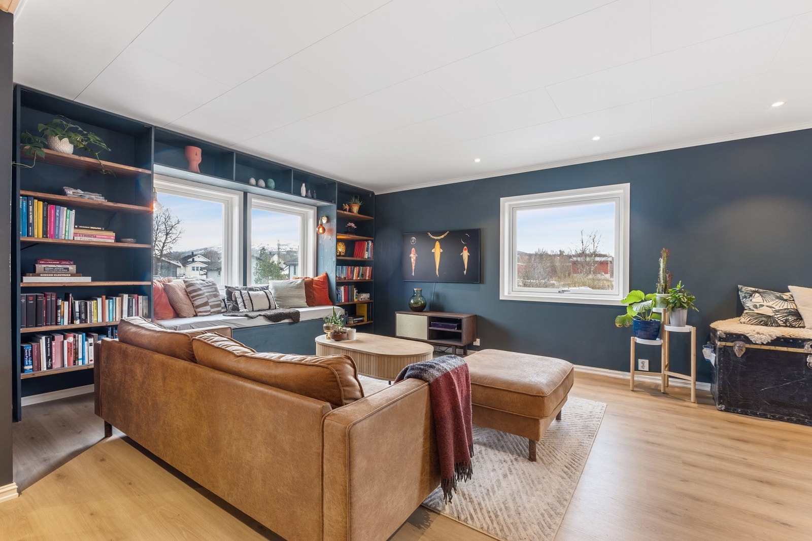 Gjennomtenkte detaljer følger boligen. Benken under vindu skaper et vakkert særpreg! Galleribilde