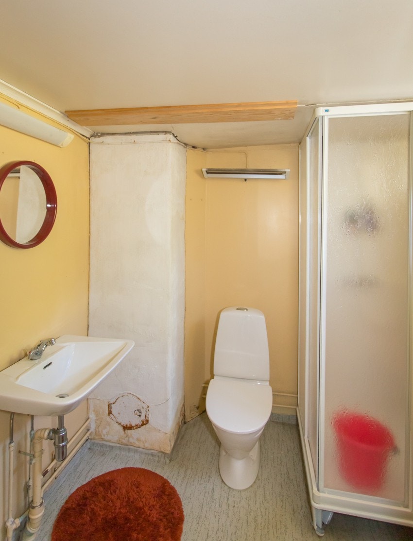 Bad med innlagt vann og klosett. Galleribilde