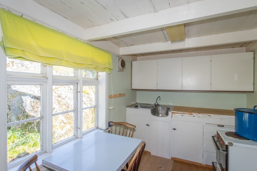 Kjøkken med enkel plassbygd innredning. Galleribilde