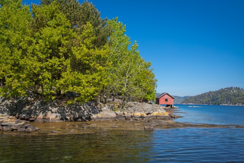 Naustet ligger nede ved sjøen vis-a-vis Belland Galleribilde