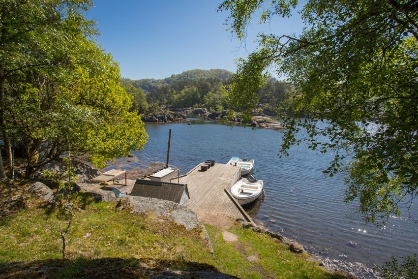 Nede i bukta. Brygge hvor flere eiendommer har rettigheter. Galleribilde