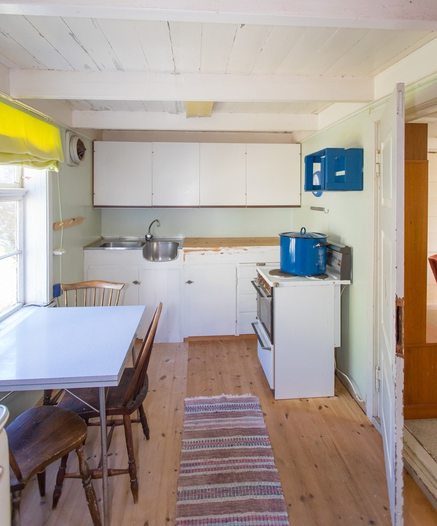 Kjøkken med plassbygd innredning. Galleribilde