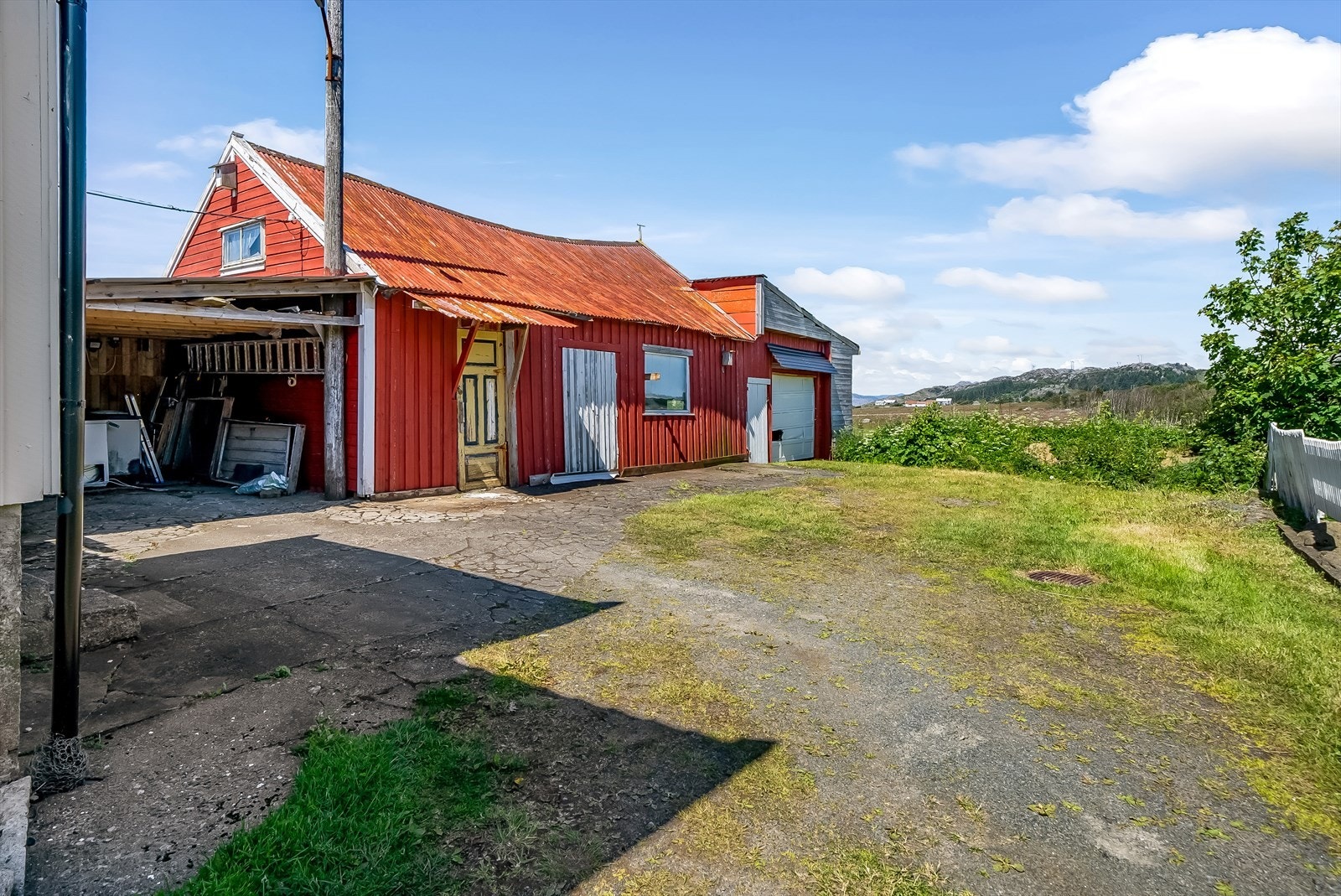 Gode parkeringsmuligheter bak huset, og eldre driftsbygninger/garasje. Galleribilde
