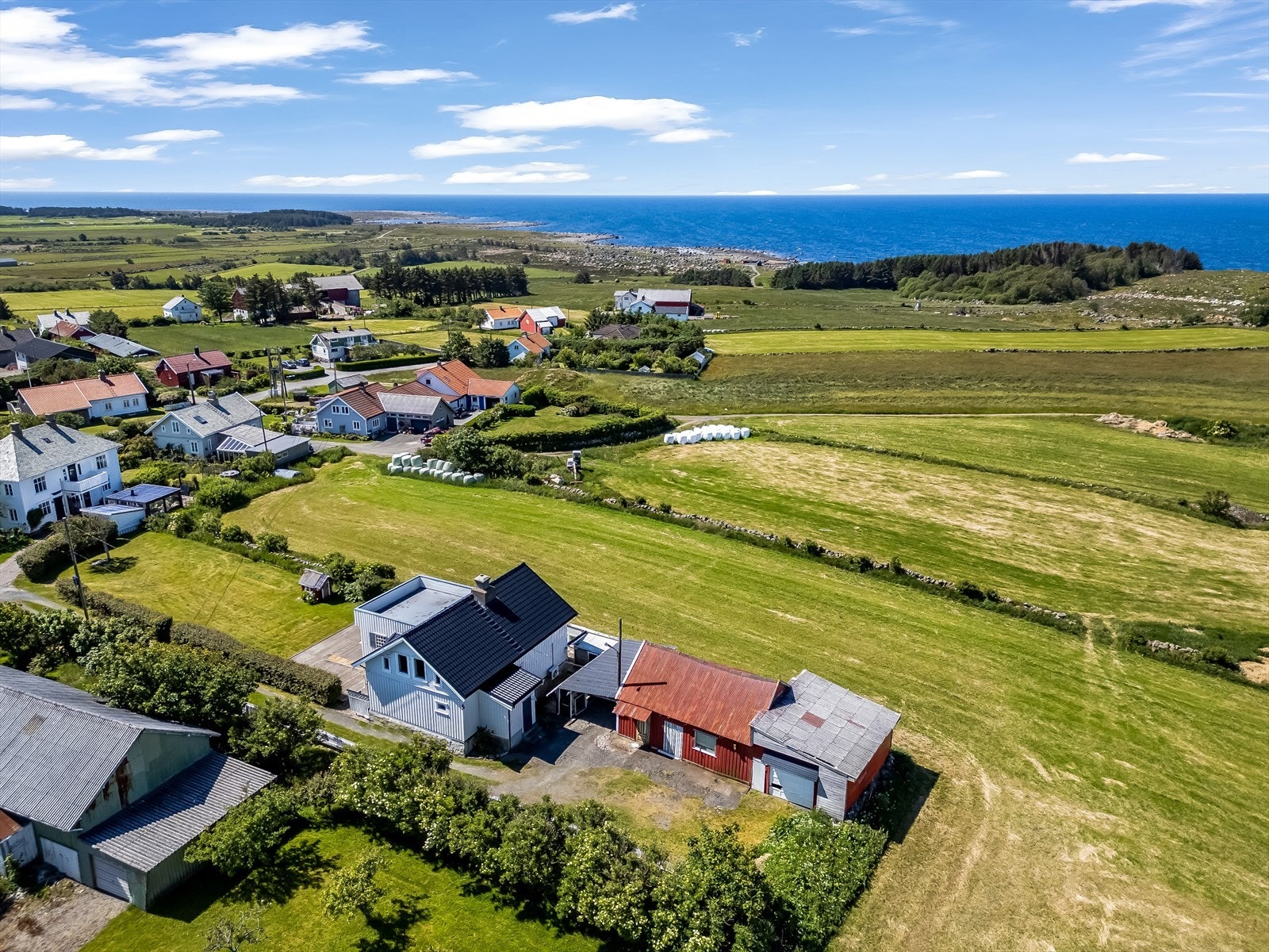 Fra eiendommen kan man nyte den flotte utsikten mot områdene rundt og havet. Galleribilde