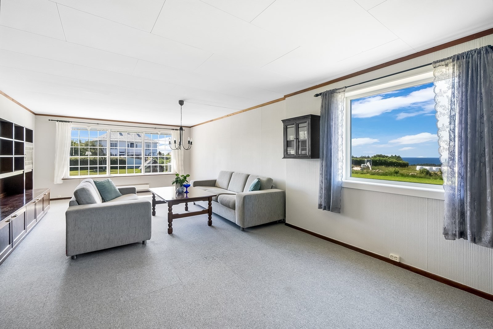 Stue med gode lysforhold. Galleribilde