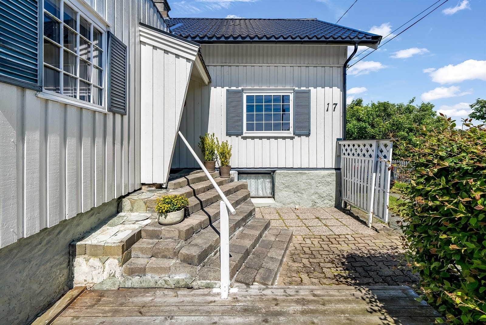 Lun krok ved inngangspartiet. Galleribilde