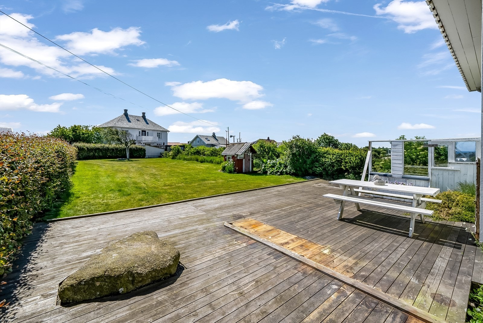 Terrasse og plenlagt hage. Galleribilde