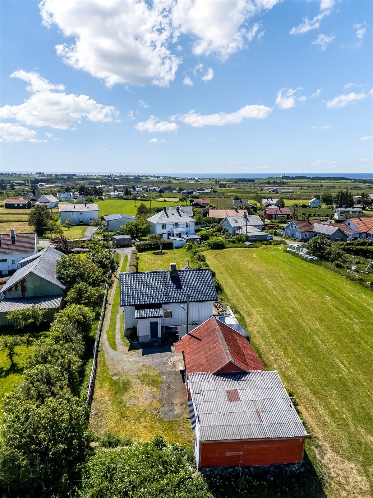 Boligen ligger landlig til i naturskjønne omgivelser. Galleribilde