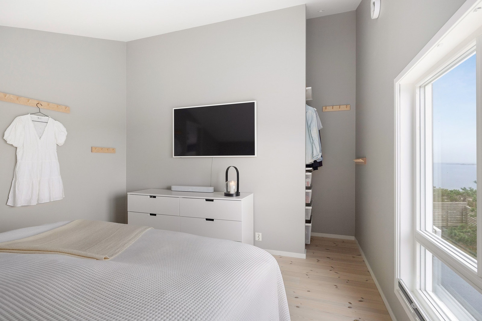 Stort og luftig master bedroom med skjermet garderobe. Frame TV følger med. Her våkner man med utsikt til Svenner. Galleribilde