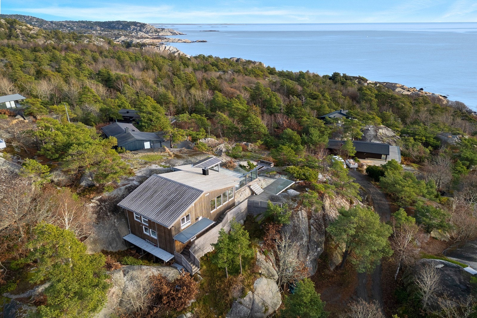 Hytta er bygget i ett med terrenget og smelter fint inn i omgivelsene. Galleribilde