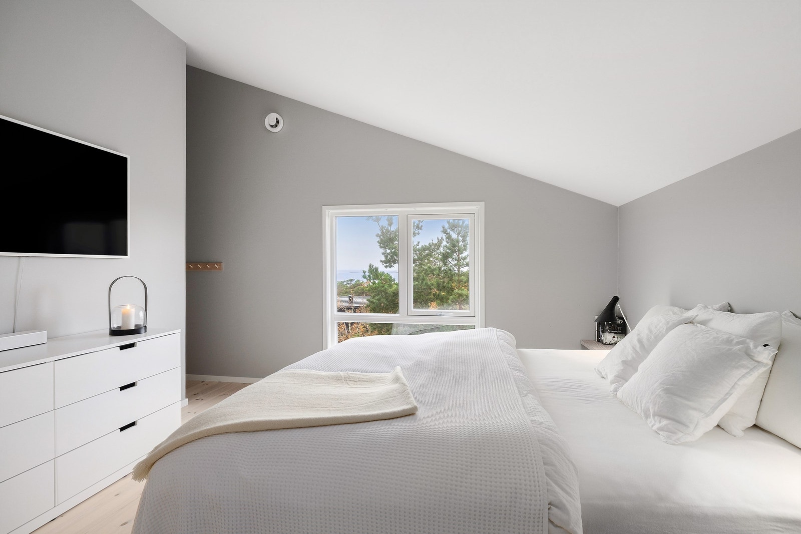 Master bedroom malt i delikate farger. Plassbygde nattbord på hver side av sengen med tre fra Dinesen. Galleribilde