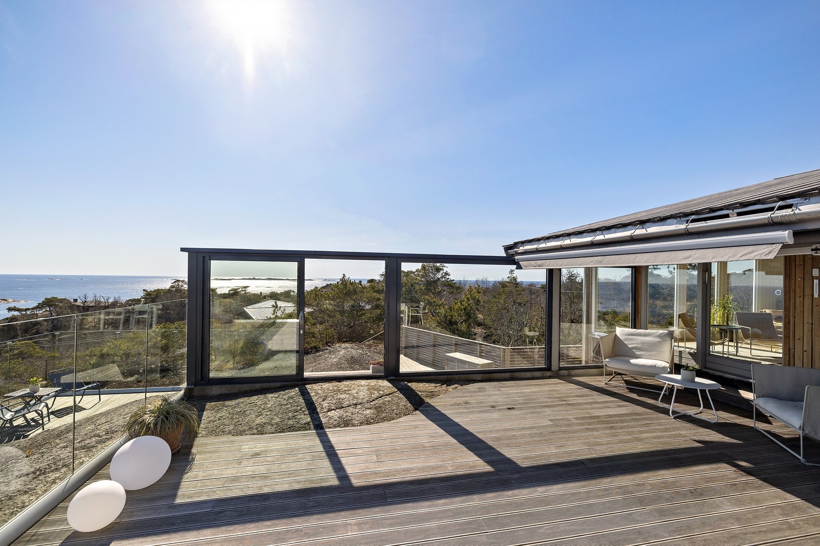 Glassvegg og dør som sikrer ekstra lunhet på terrassen. Galleribilde