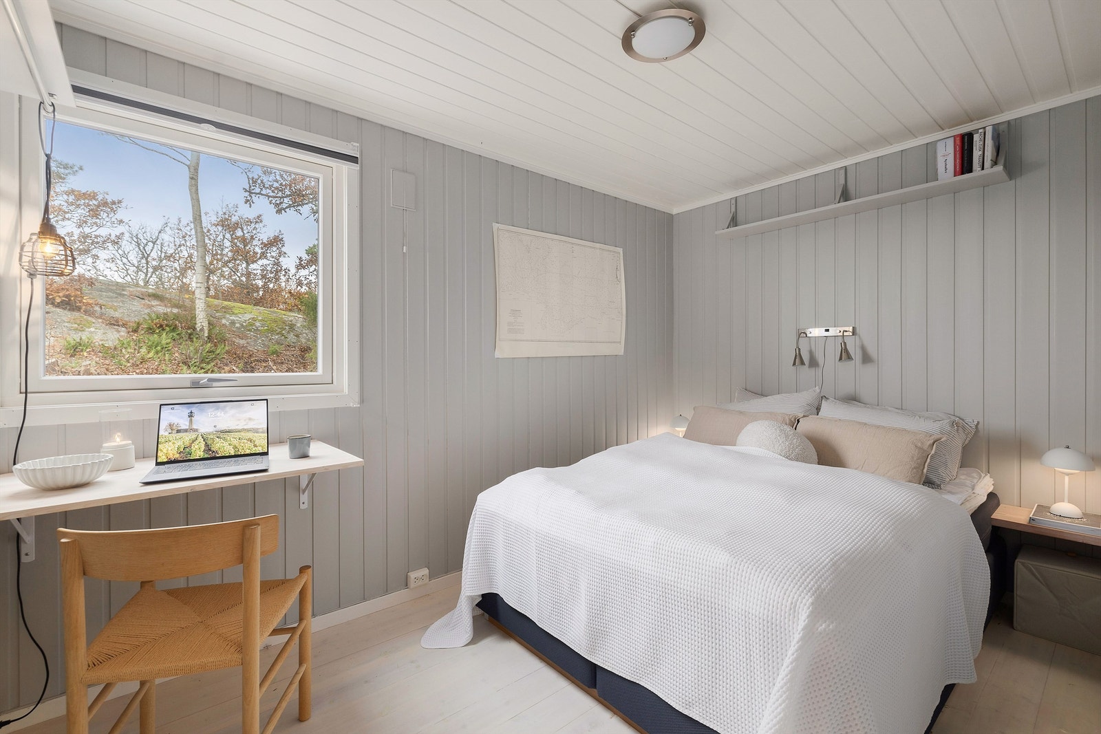 Gjesterom i 1.etasje med koselig kontorplass og spesialbygde nattbord i tre fra Dinesen. Galleribilde
