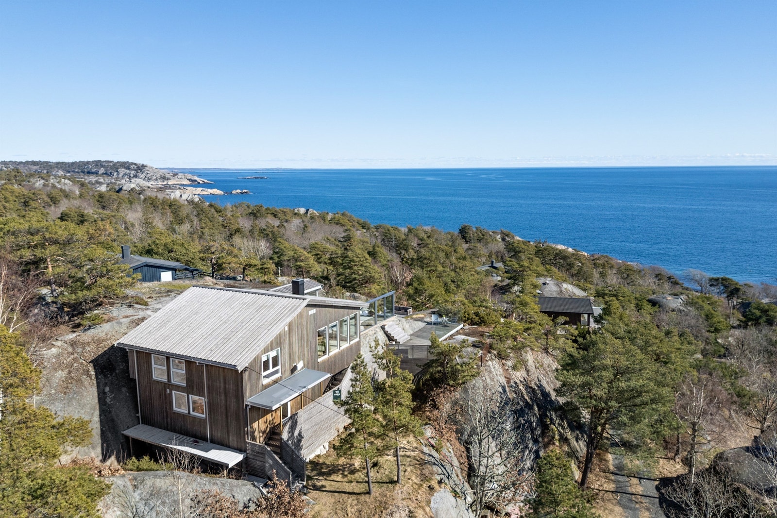 Hytta er meget godt egnet til helårsbruk med både brønnvann, peis og 2 varmepumper. Galleribilde