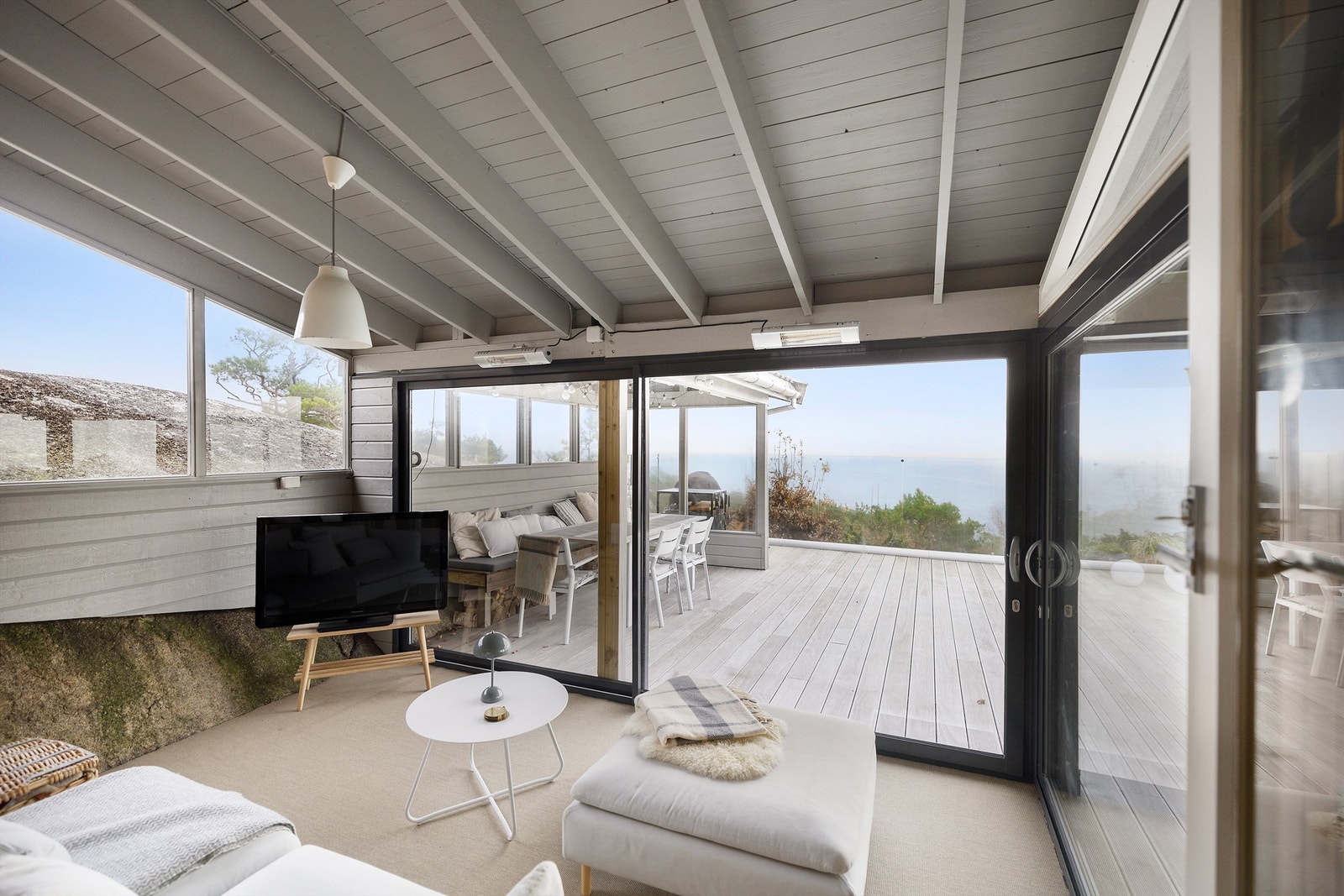 Sommerstue som kan åpnes med stor skyvedør. Brukt som TV stue. Infrarød terrassevarmer sørger for ekstra oppvarming om ønskelig. Galleribilde