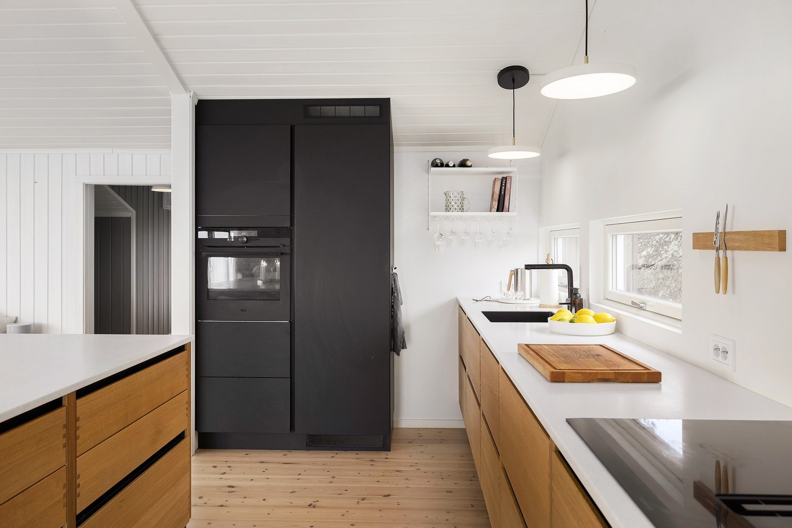 Stekeovn og stort kjøleskap fra AEG. Eksklusiv benkeplate i steinkompositt (Silestone). Galleribilde