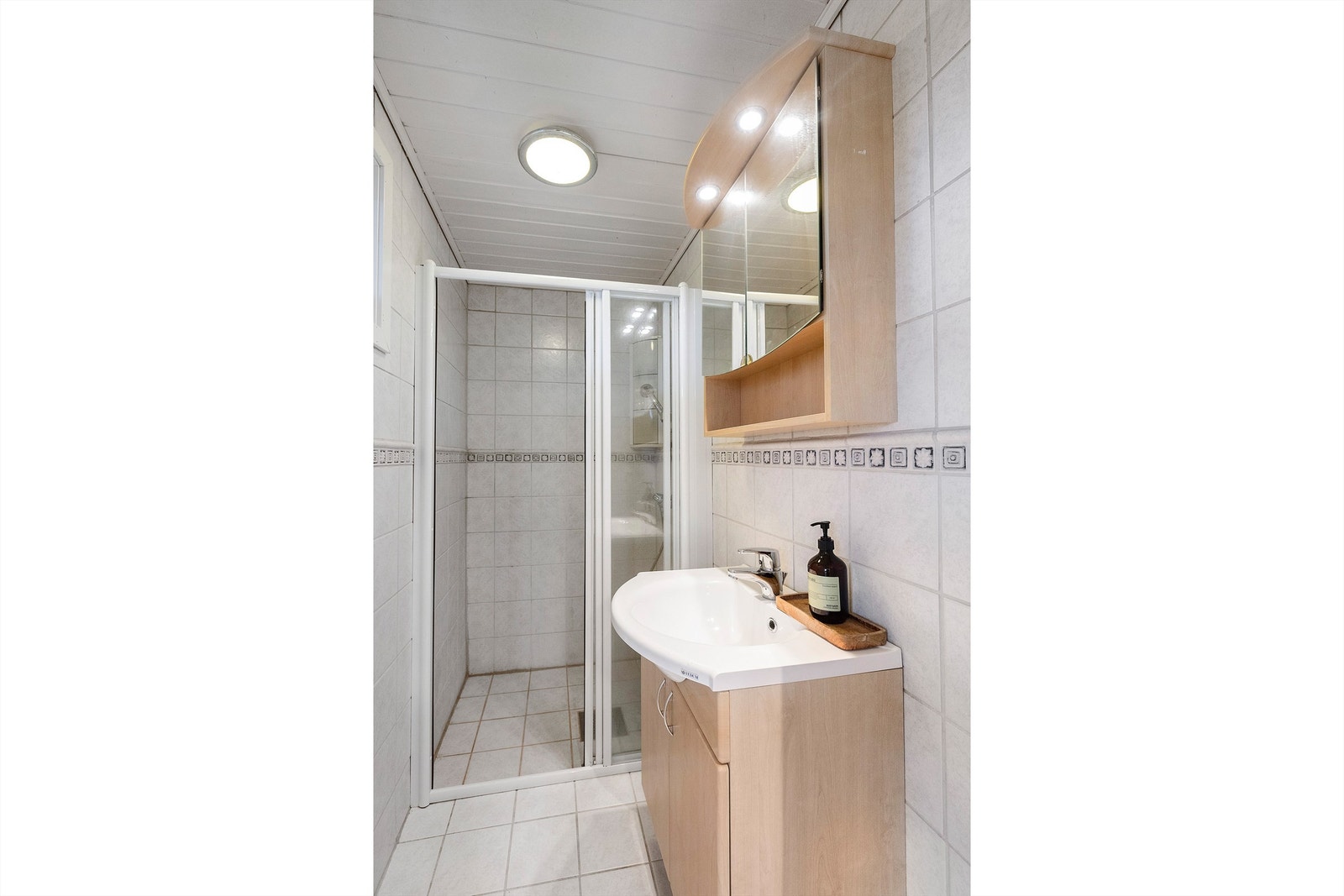 Dusjrom som kan brukes ved stor pågang eller gjøres om til bod/kjølerom. Eier har knapt brukt dette badet. Galleribilde