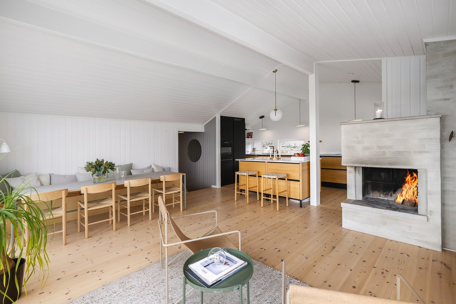 Et moderne og lyst allrom som er hyttens samlingspunkt. Galleribilde