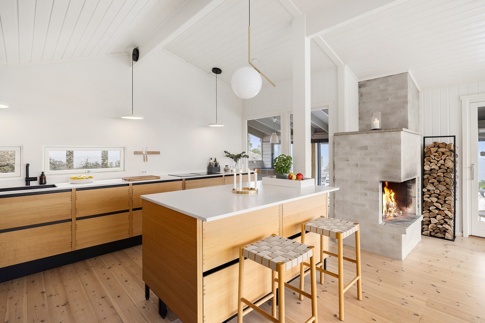 Kjøkkenøy med skuffer på begge sider. Perfekt sone for prat og hygge. Galleribilde