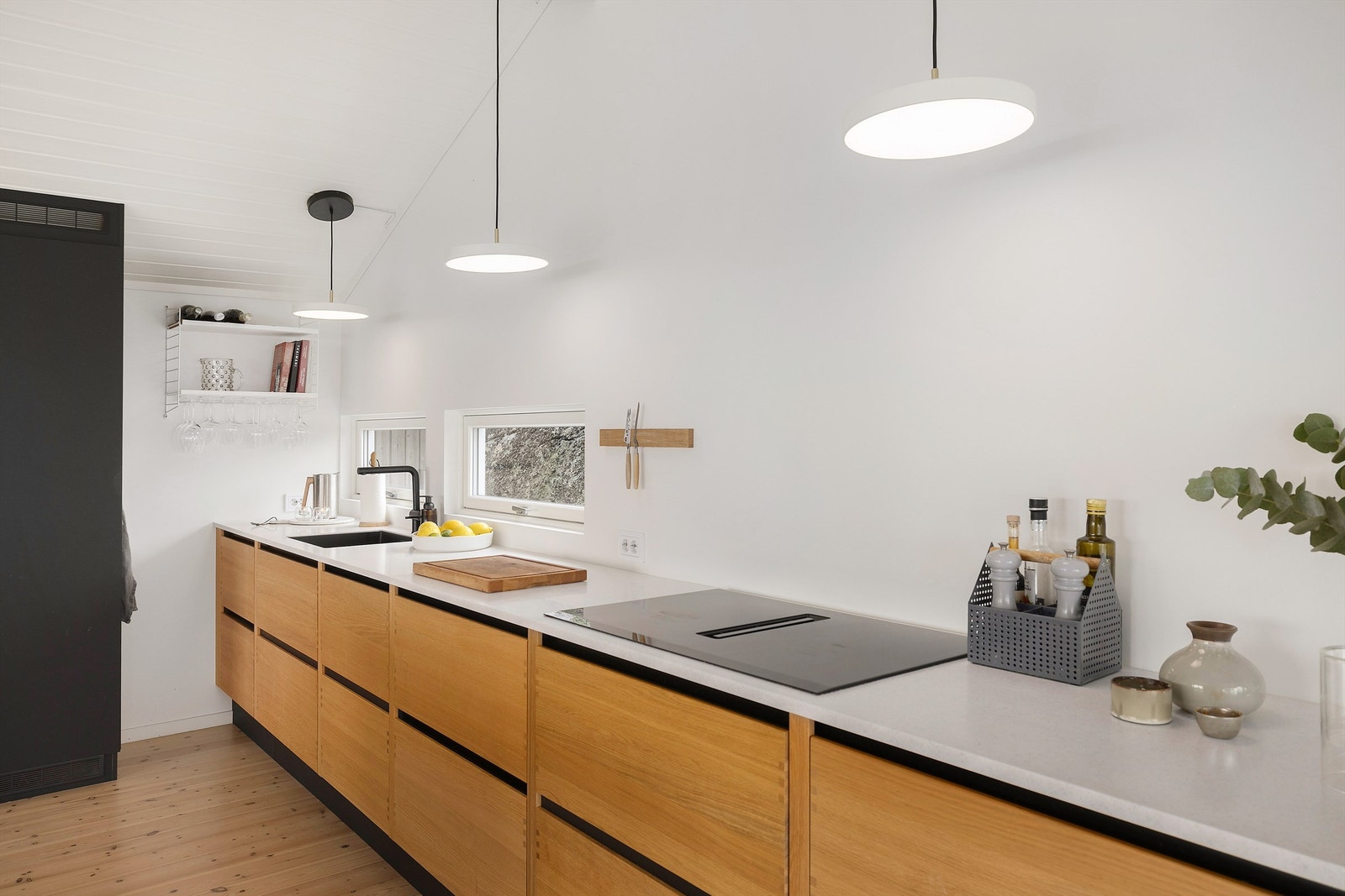 HTH Nordic Creation med fingertappende skuffer. Induksjonstopp med innebygd ventilator. Lampene over kjøkkenbenken er fra Umage, Alt nytt i 2021. Galleribilde