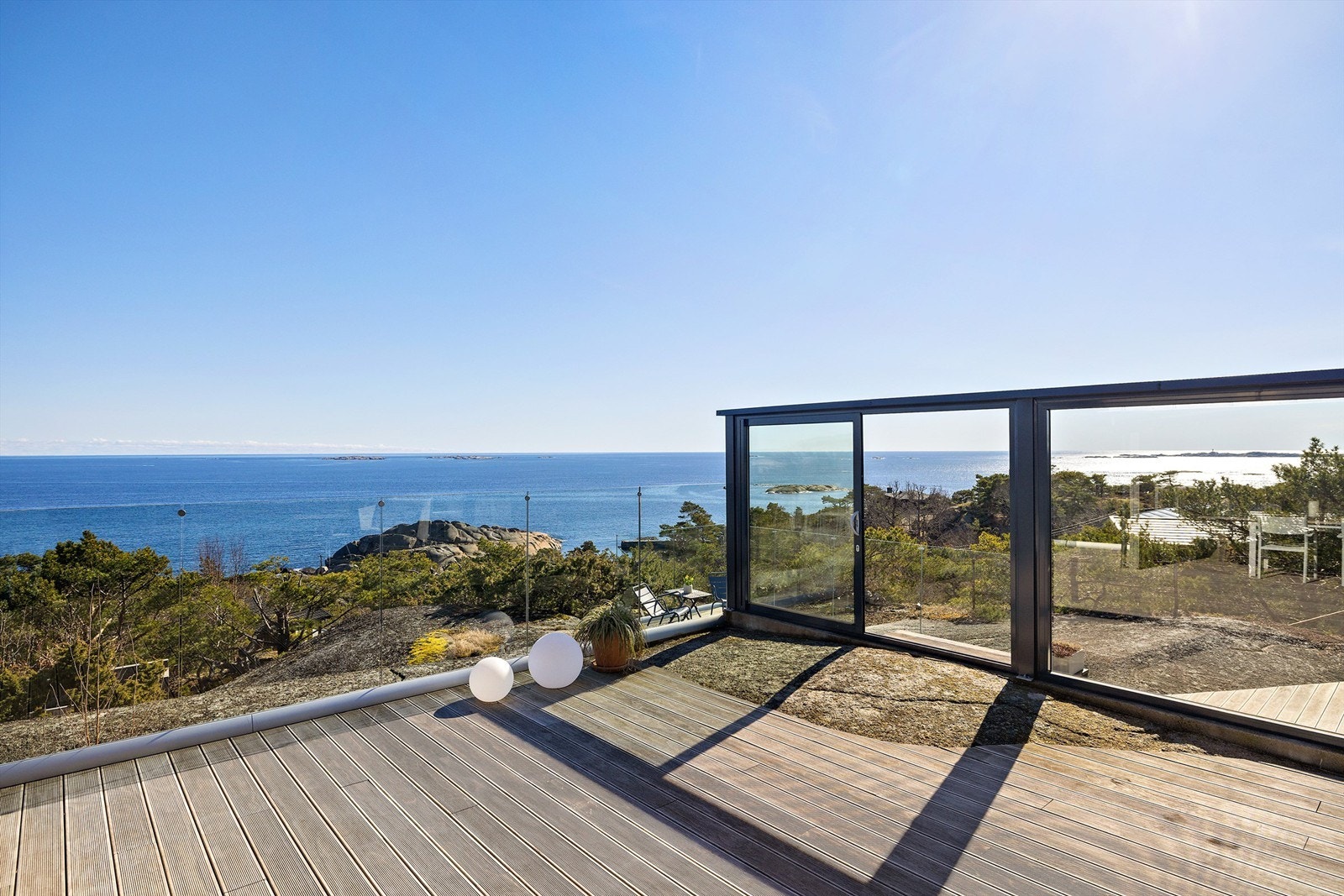 Terrassedekke i grånet Kebony. Vindskjerning fra sørvest. Galleribilde