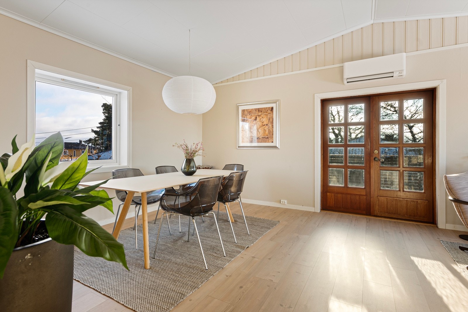 Boligen har store vindusflater som slipper inn mye naturlig lys. Galleribilde