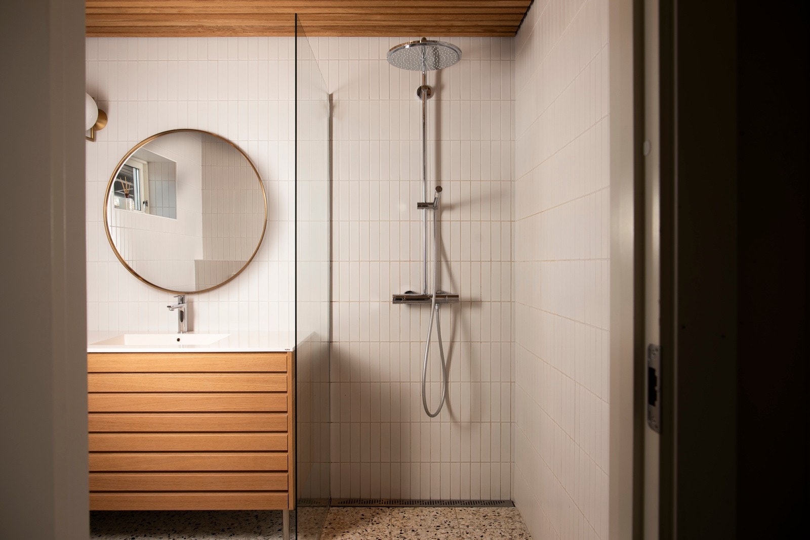 Dusjhjørne med dusjvegg av glass og avtrekksvifte i himling. Galleribilde