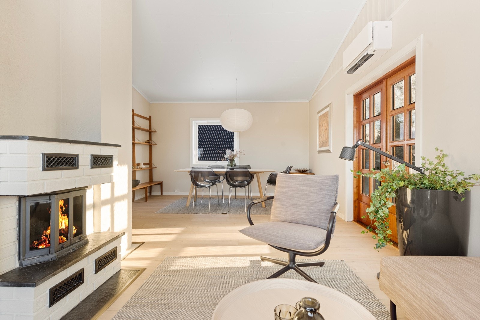 Stor peis i stue som skaper en behagelig varme. Innsats av merket Dovre. Galleribilde