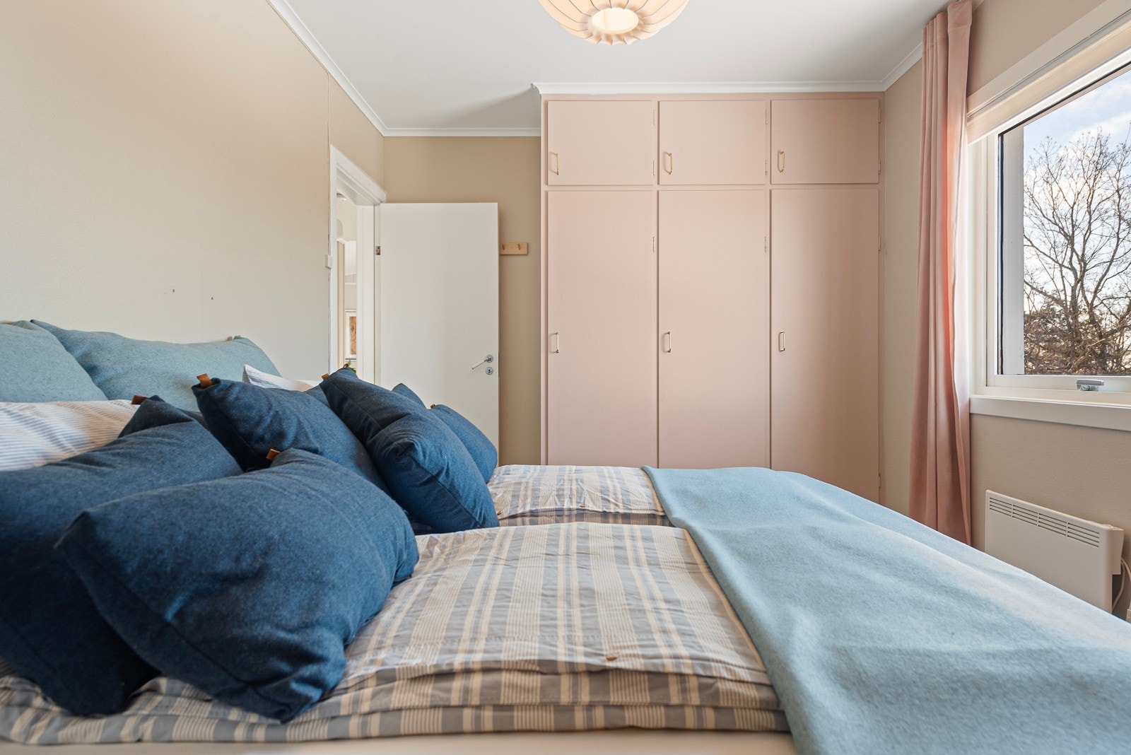 Hovedsoverom med plass til stor dobbeltseng. Galleribilde