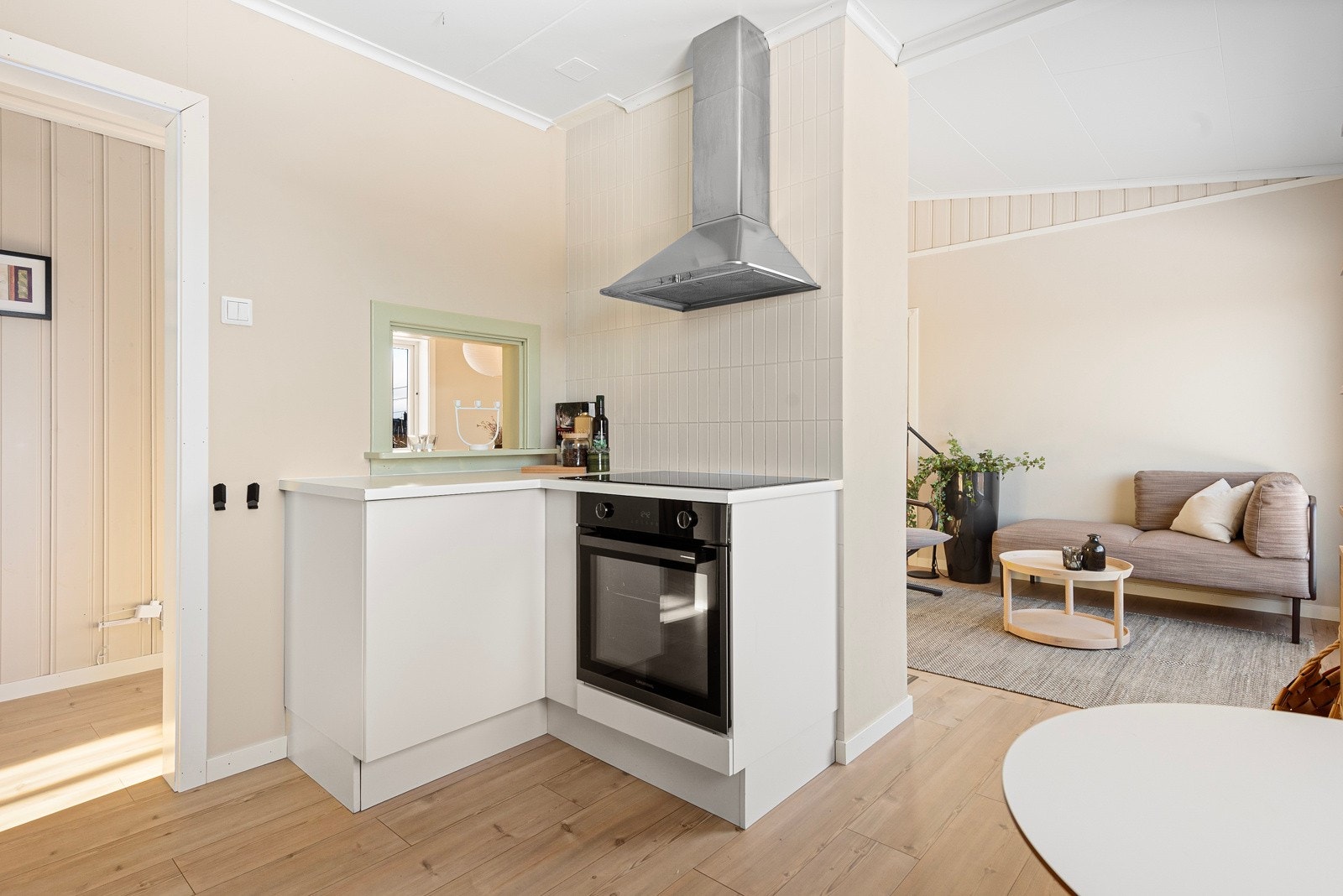 Hyggelig kjøkken med innredning av slette fronter og benkeplate av laminat. Galleribilde