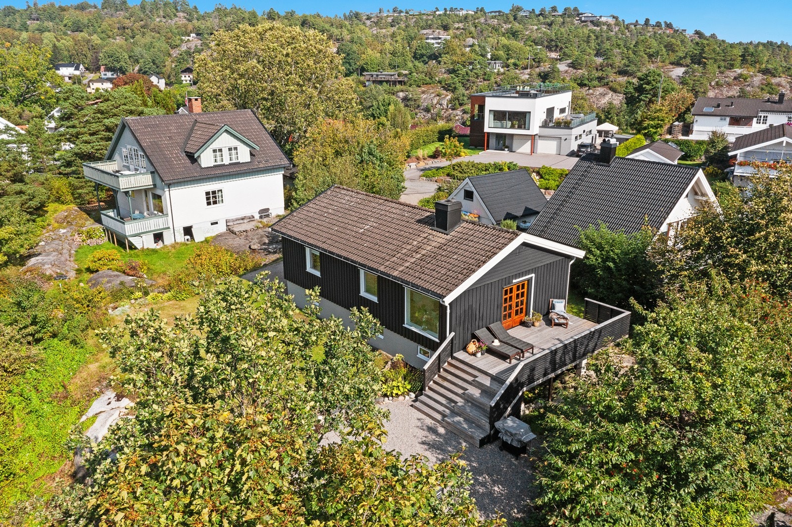 Stor og tilbaketrukket tomt med hage og parkeringsplasser på egen tomt. Galleribilde