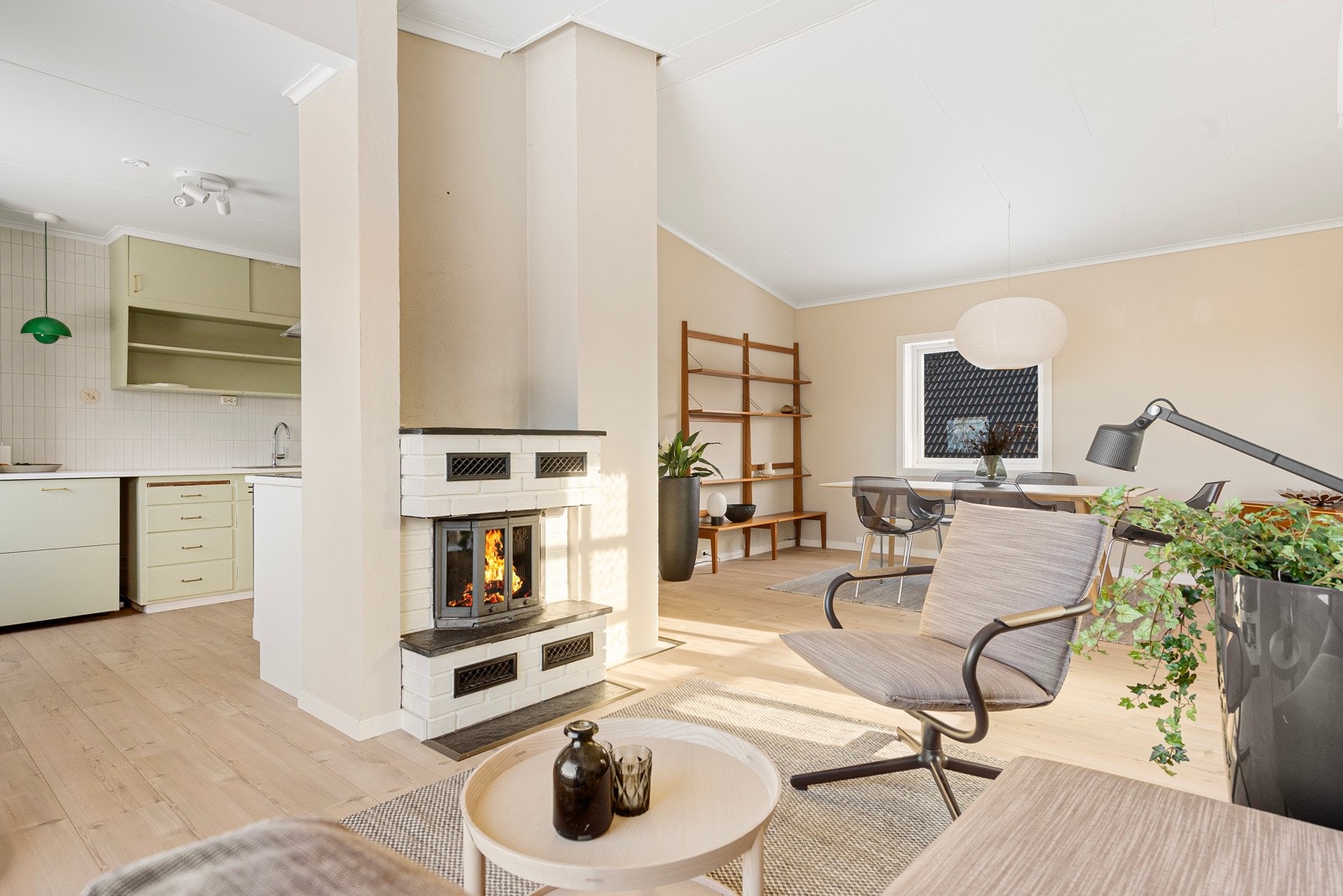 Boligen har en praktisk delvis åpen løsning vendt mot stue. Galleribilde