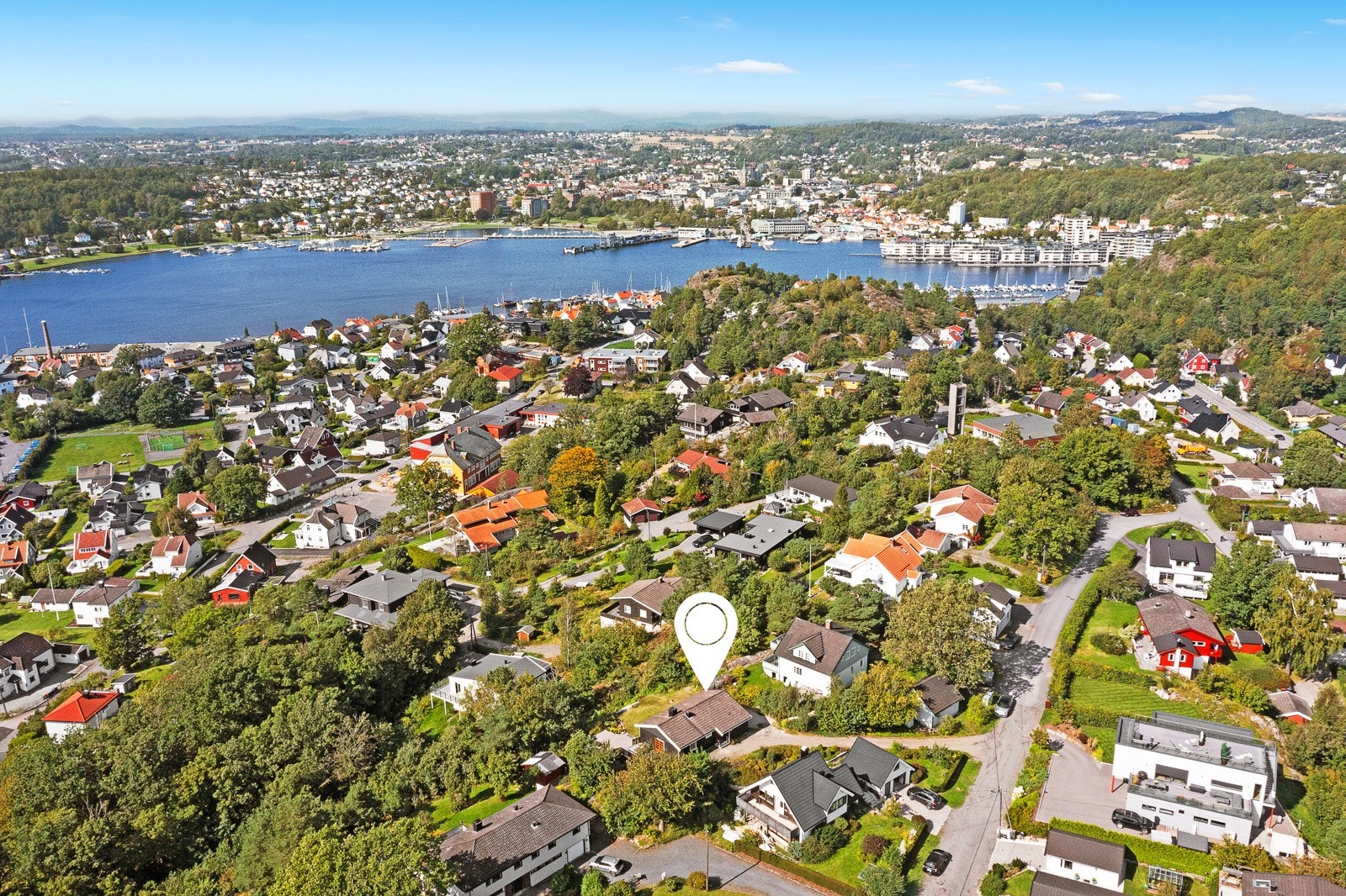 Boligen har en tilbaketrukket beliggenhet med grønne omgivelser og nærhet til flotte turområder. Galleribilde