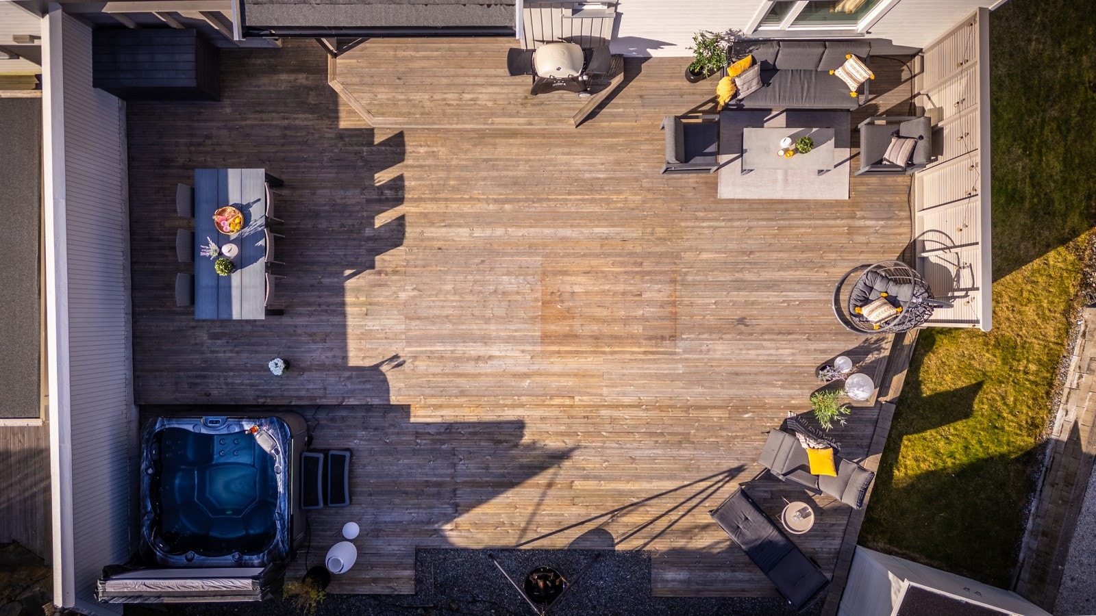 - Fint opparbeidet med Møre Royal, levegger som skjermer for både vindu og innsyn fra de nærmeste naboene. Plenen leder til fremsiden av huset. - Galleribilde