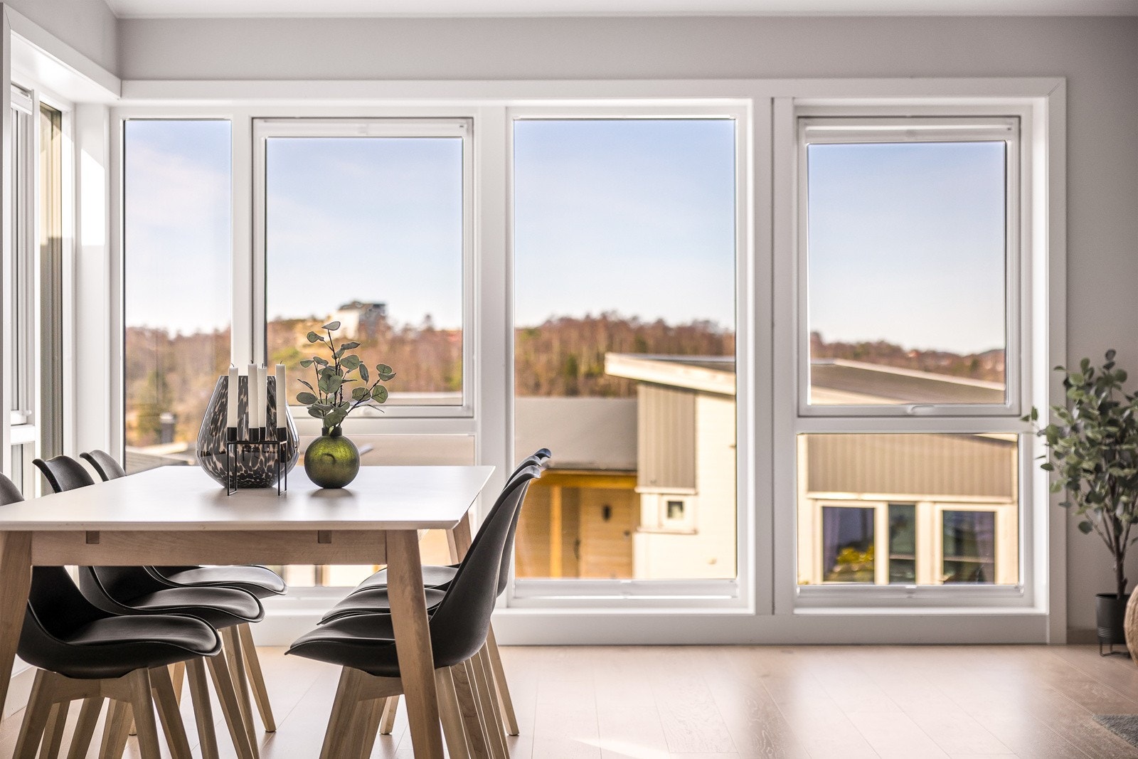 - Her legger man med en gang merke til de store gulv- til tak vinduene - Galleribilde