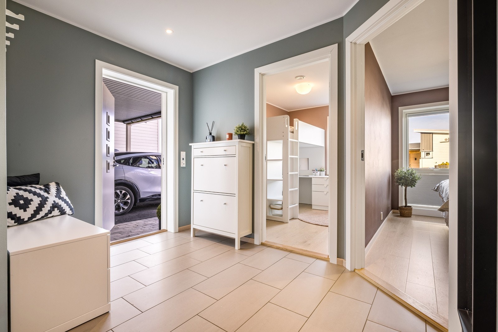 - Lys og fin entré med god plass til å henge fra seg yttertøy - Galleribilde