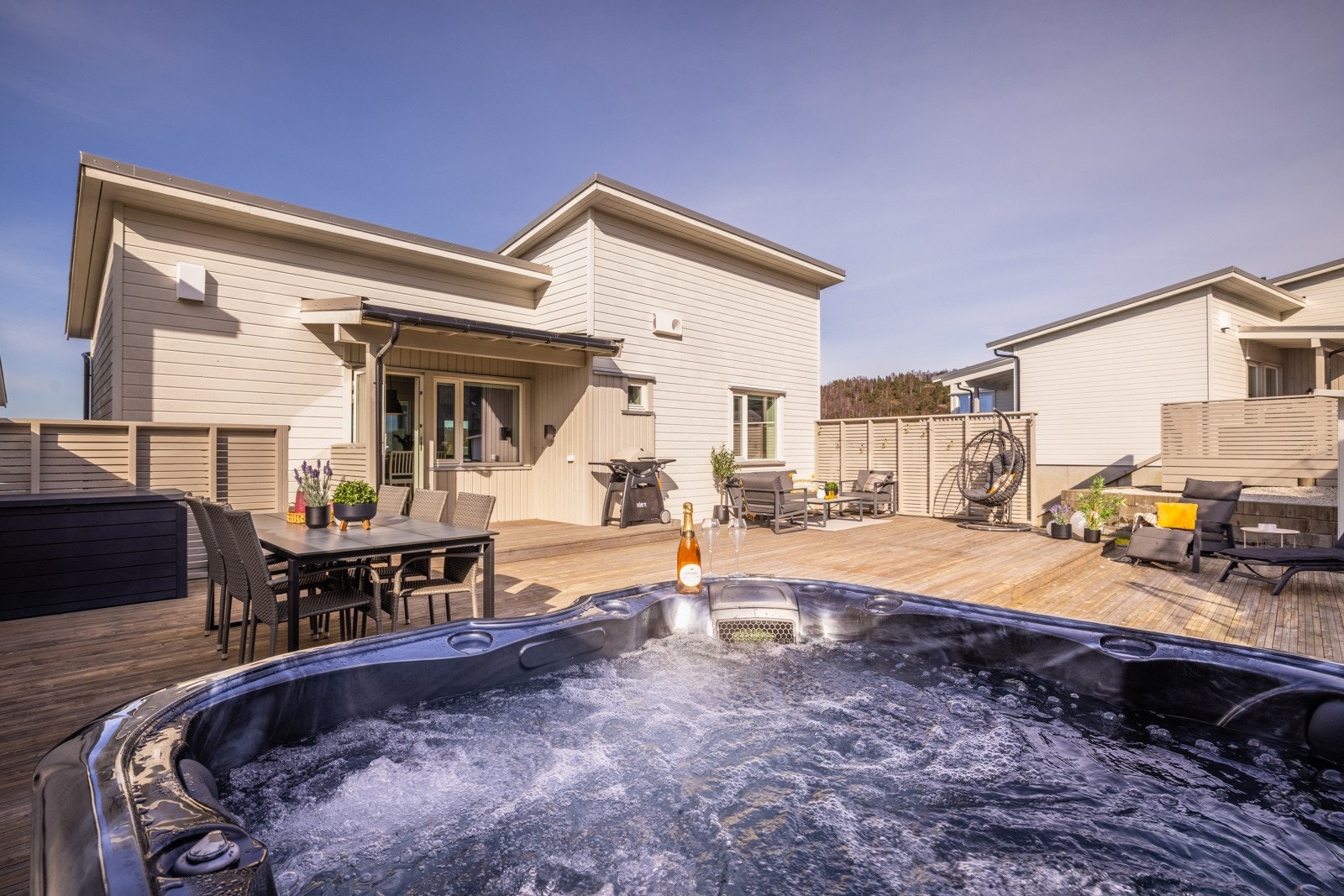 - Det er ikke vanskelig å finne plass til Jacuzzien her - Galleribilde