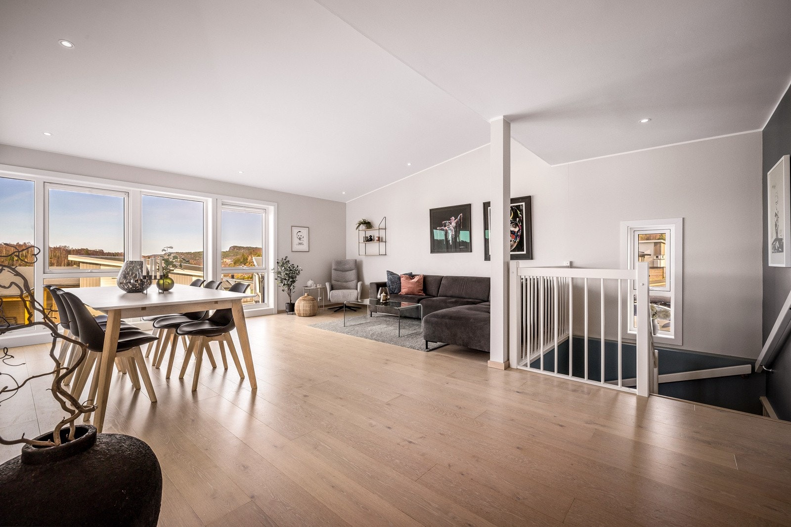 - Velkommen inn. Vi begynner i 2. etasje i den romslige stuen på 37 kvm. - Galleribilde