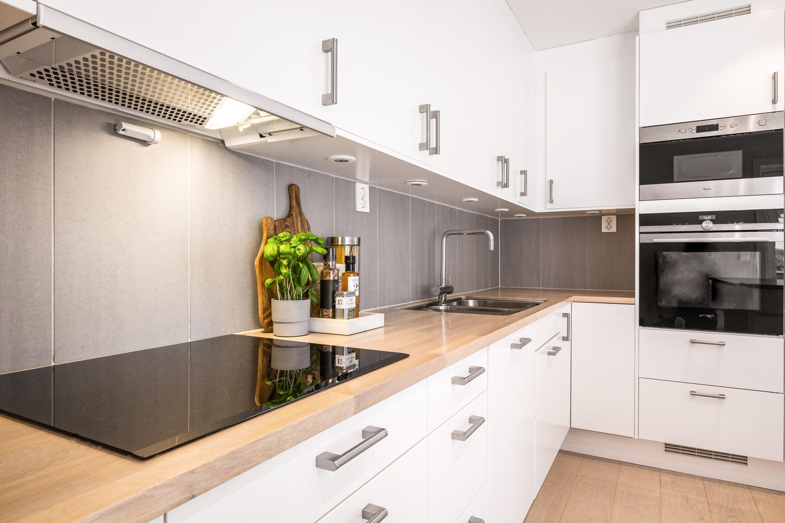 - Underlimt oppvaskkum og store, slette fliser mellom abeidsbenk og overskap gjør renhold til en lek. - Galleribilde