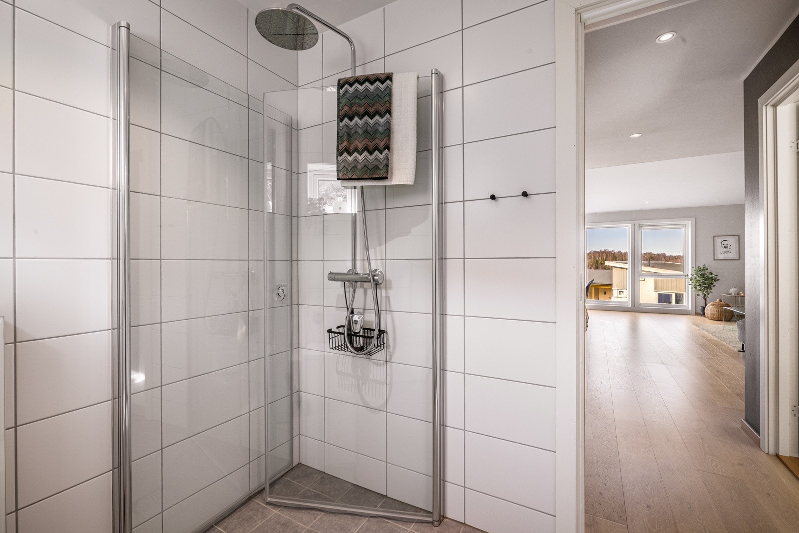 - Praktisk med vendbare dusjvegger i glass - Galleribilde