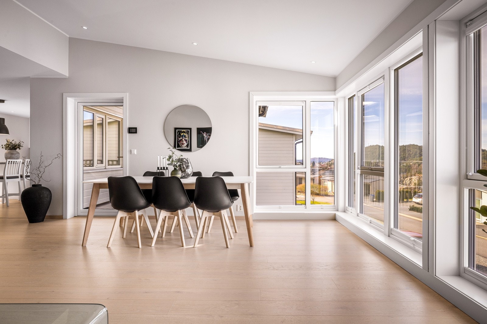 - Det er nydelig utsikt fra nordøst til vest. Fra stue/spisestue er det dør til altan på 15 kvm. Legg også merke til takhøyden.- Galleribilde