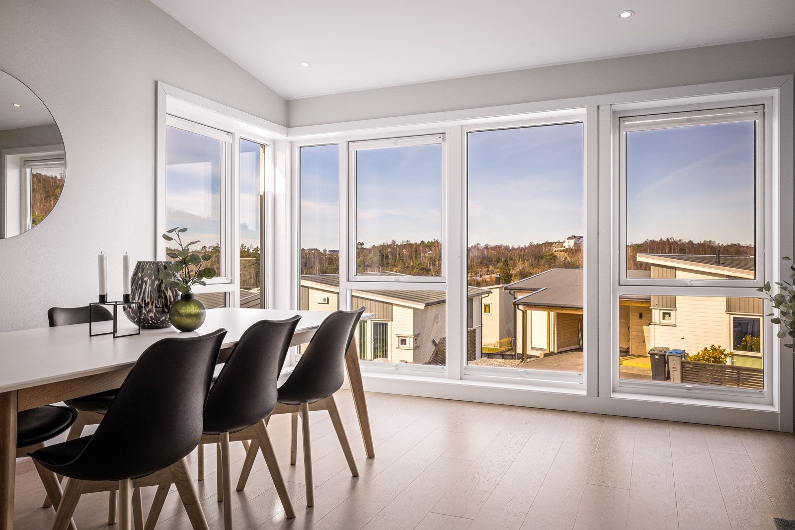 - Store vindusflater er gjennomgående i boligen og man fpr inn rikelig med naturlig lys fra flere sider - Galleribilde