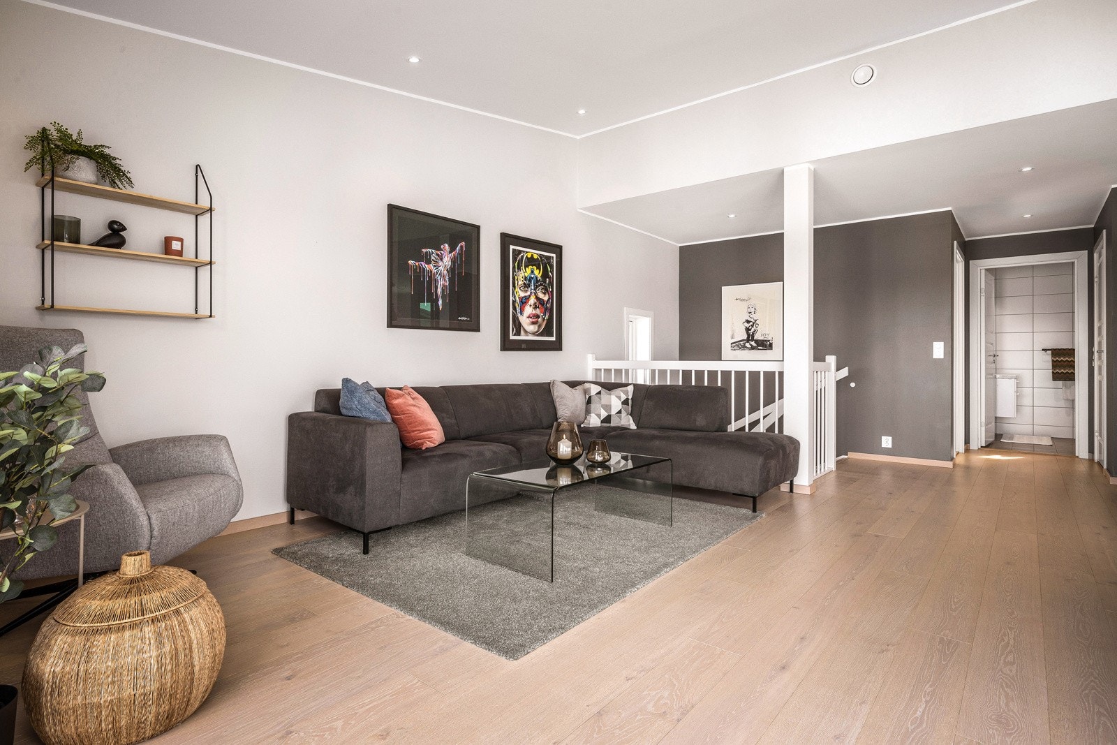 - Det tar ca. 15 minutter å kjøre til Bergen sentrum. Til Kleppestø Kai tar det ca. 5 min med bil. Herfra kan man ta hurtigbåt til Strandkaien. - Galleribilde