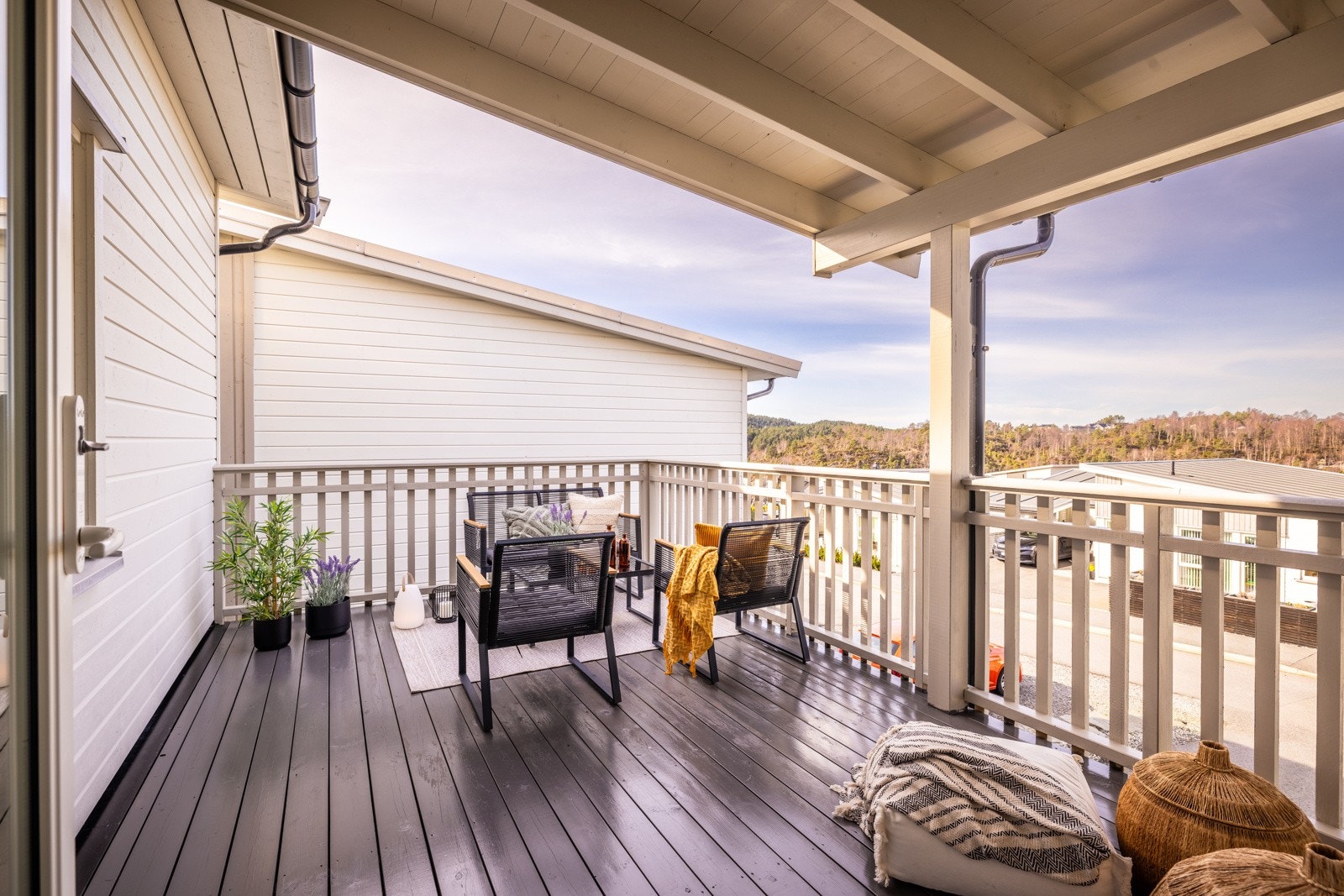 - Som mye annet i denne boligen er også altanen gjennomtenkt hvor deler er overbygget. Her nyter man frokost til sol sommerstid og kanskje et godt glass vin til solnedgangen på kveldstid. - Galleribilde