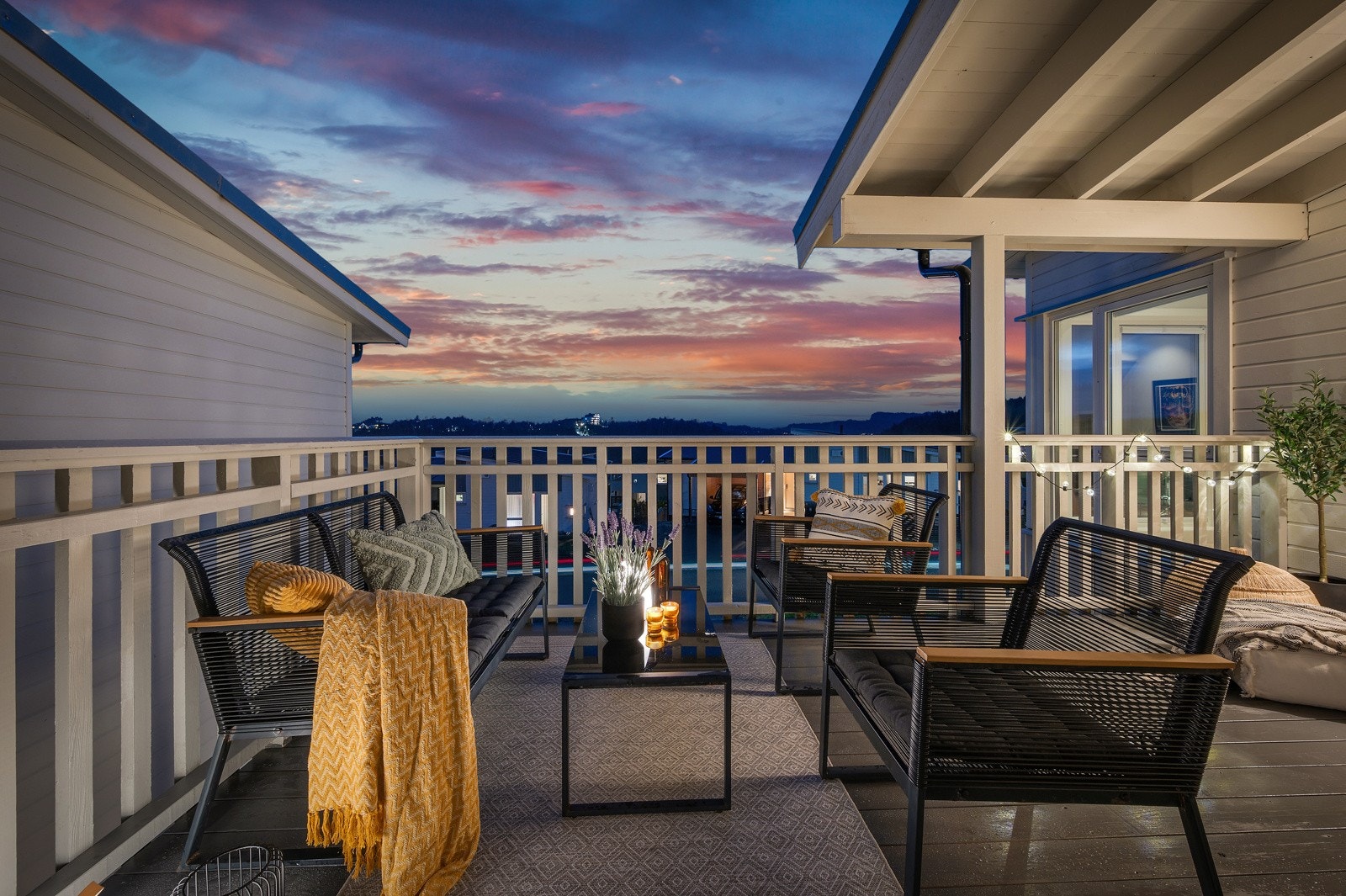 - Det er herlige uteplasser til boligen med altan på 15 kvm i front og terrasse på 90 kvm i bakkant. - Galleribilde