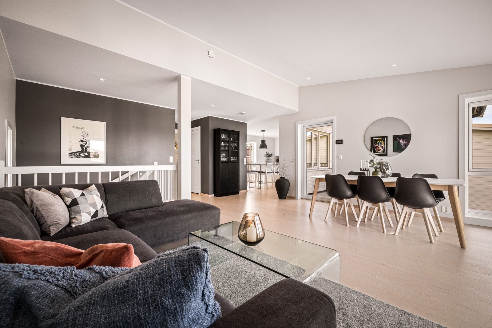 - Fine linjer er gjennomgående i boligen. Det er balansert ventilasjon og delikat downlight belysning. - Galleribilde