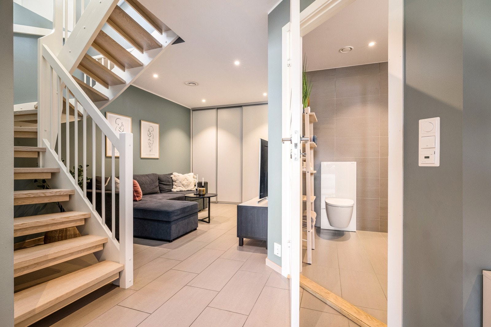 - Vi går ned i 1. etasje. Helt perfekt med tv-stue også her når barn og voksne har forskjellige preferanser - Galleribilde