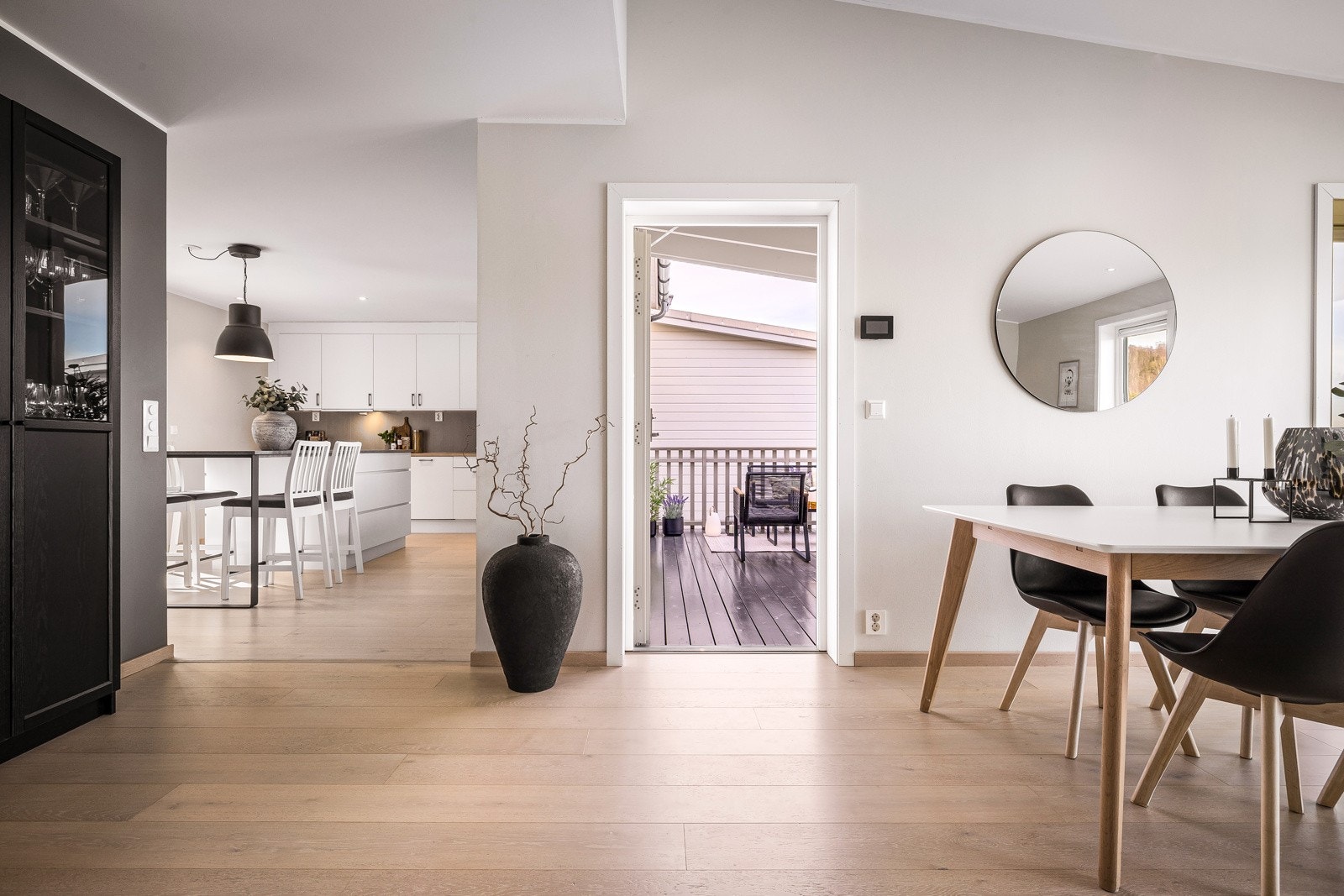 - Delvis åpen kjøkkenløsning slik at man holder god kontakt med rommet når man har invitert gjester, samtidig som kjøkkenet er en egen del av boligen, og ikke inne i stuen. Perfekt! - Galleribilde